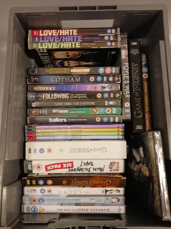 APPROXIMATELY 20 ASSORTED DVD FILMS & BOX SETS TO INCLUDE JUMANJI, TOMB RAIDER, DOWNTON ABBEY ETC 