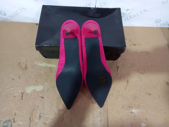 BOXED PAIR OF DESIGNER PINK HIGH HEELS SIZE 39