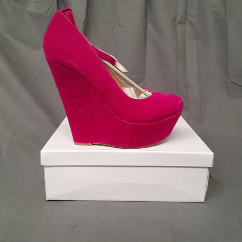 BOXED PAIR OF KOI COUTURE HR5 PLATFORM HIGH WEDGE FAUX SUEDE SHOES IN FUCHSIA SIZE 7