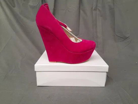 BOXED PAIR OF KOI COUTURE HR5 PLATFORM HIGH WEDGE FAUX SUEDE SHOES IN FUCHSIA SIZE 7