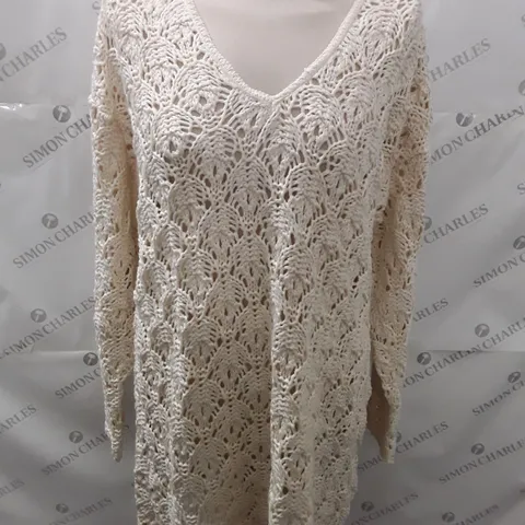 LOT OF APPROXIMATELY 20 BAGGED KNITTED V-NECK JUMPERS IN CREAM - SIZE UNSPECIFIED 