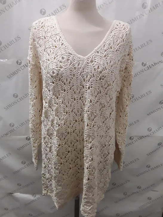 LOT OF APPROXIMATELY 20 BAGGED KNITTED V-NECK JUMPERS IN CREAM - SIZE UNSPECIFIED 