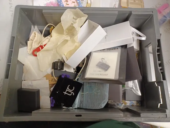 BOX OF APPROX 20 COSTUME JEWELLERY ITEMS INCLUDING RINGS, BRACELETS AND NECKLACES