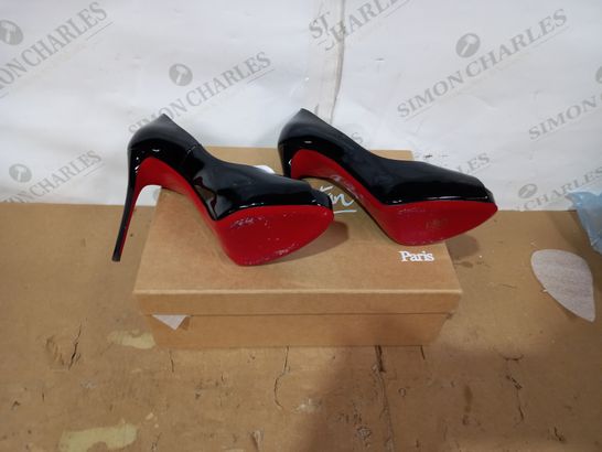 BOXED PAIR OF DESIGNER BLACK HIGH HEELS SIZE 38