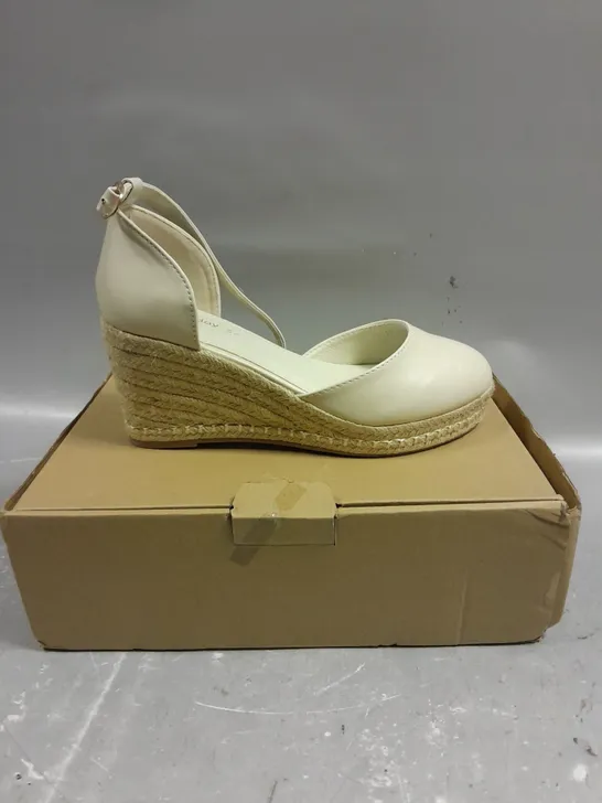 BOXED PAIR OF EVERYDAY WEDGE HEEL SHOES IN CREAM - 5