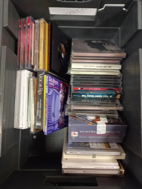 APPROXIMATELY 30 ASSORTED CDS FROM VARIOUS ARTISTS TO INCLUDE GOSSIP, ROBYN, TAYLOR SWIFT ETC 