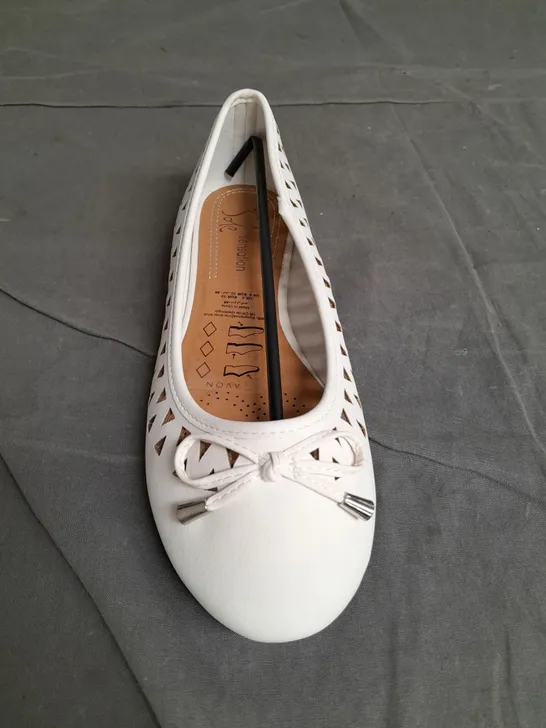 APPROXIMATELY 10 PAIRS OF LADIES SOLE SENSATION CUT OUT DETAIL PUMPS WHITE SIZE 6