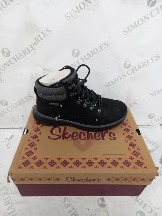 BOXED SKECHERS SYNERGY WARM TECH BOOTS, BLACK - SIZE 5