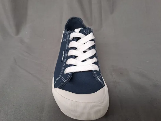 BOXED PAIR OF ROCKET DOG SHOES IN NAVY/WHITE UK SIZE 6