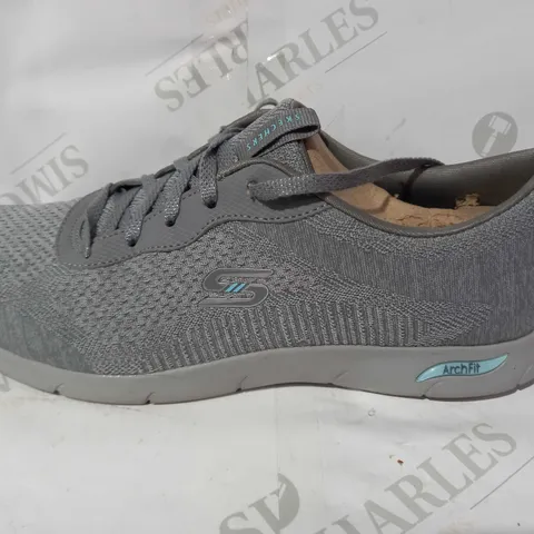 BOXED PAIR OF SKECHERS ARCH FIT LIGHT GREY TRAINERS IN GREY UK SIZE 7