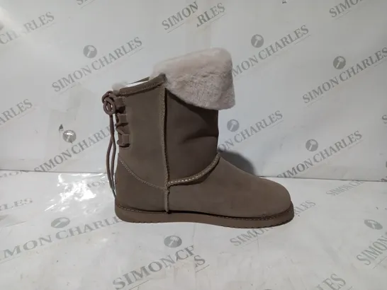 BOXED PAIR OF EMU AUSTRALIA BIRDWOOD WATERPROOF SHEEPSKIN BOOTS IN MUSHROOM UK SIZE 7