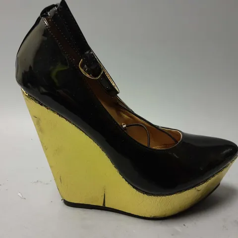 APPROXIMATELY 8 ASSORTED LOOSE PAIRS OF PRIMARK RAISED FOOT HEELS IN BLACK/GOLD IN VARIOUS SIZES