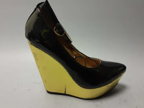 APPROXIMATELY 8 ASSORTED LOOSE PAIRS OF PRIMARK RAISED FOOT HEELS IN BLACK/GOLD IN VARIOUS SIZES