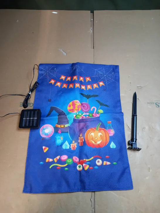 BOX OF 6 "HAPPY HALLOWEEN" GARDEN FLAGS WITH LED LIGHTS 