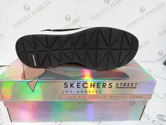 BOXED SKETCHERS GOWALK TRAINERS - SIZE UK 7