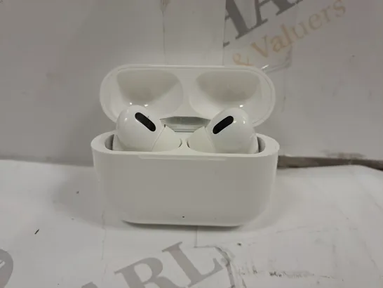 BOXED UNBRANDED EARBUDS IN WHITE