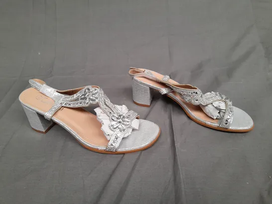 BOXED PAIR OF KELSI SILVER OPEN TOE BLOCK HEEL SIZE 6