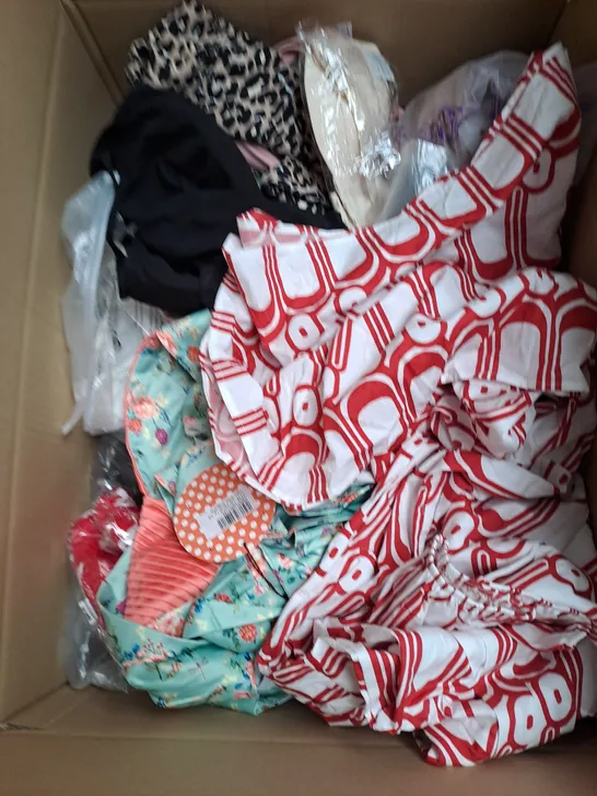 BOX OF APPROXIMATELY 20 ASSORTED CLOTHING AND FASHION ITEMS IN VARIOUS STYLES AND SIZES TO INCLUDE TOPS , DRESSES , JEANS , ETC