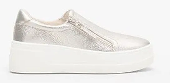 DUNE LONDON EPISODIC WEDGE TRAINER GOLD SIZE 6