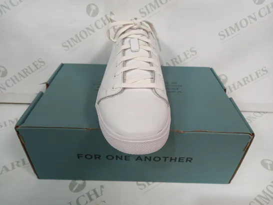 BOXED PAIR OF TOMS SHOES IN WHITE UK SIZE 6.5