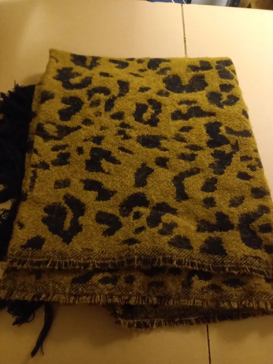 BOX OF APPROX 6 BRAND NEW DESTELLO CHEETAH PRINT SCARF