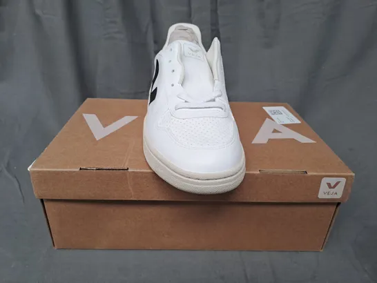 BOXED PAIR OF VEJA SHOES IN WHITE/BLACK UK SIZE 10