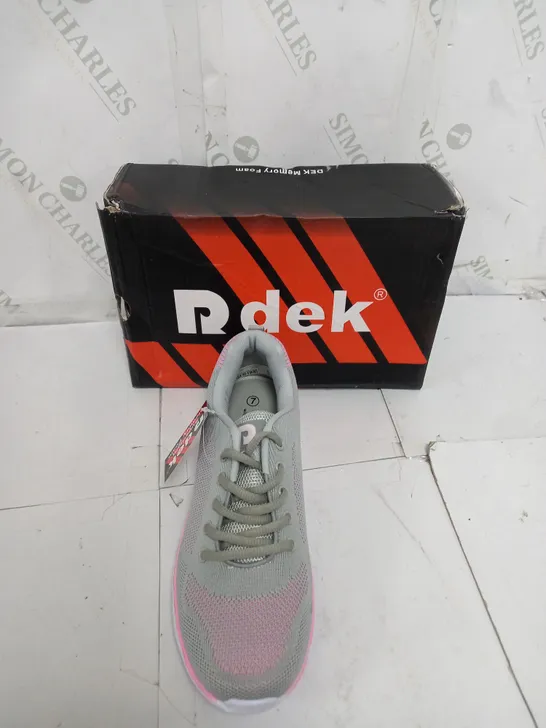 BOXED PAIR OF RDEK FOX MEMORY FOAM 5 EYE LACE TRAINER SIZE 7