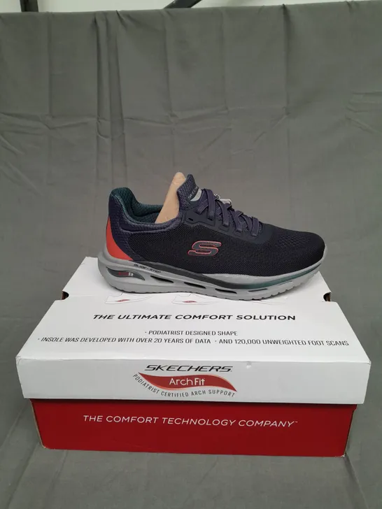 BOXED PAIR OF SKETCHERS ARCH FIT ORVAN-TRAYVER DARK/NAVY SIZE UK 9 