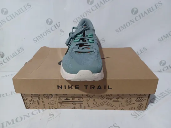 BOXED PAIR OF NIKE JUNIPER TRAIL 2 SHOES IN TEAL UK SIZE 5