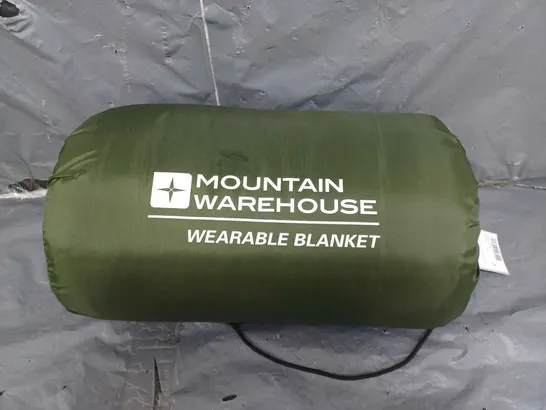 MOUNTAIN WAREHOUSE WEARABLE BLANKET IN KHAKI