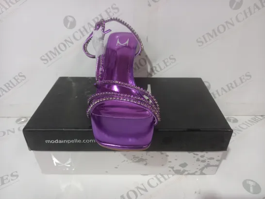 BOXED PAIR OF M BY MODA RHODES OPEN TOE HEELED SANDALS IN METALLIC PURPLE W. JEWEL EFFECT EU SIZE 40