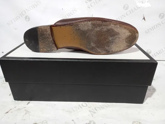 BOXED PAIR OF GUCCI LEATHER SLIP-ON LEATHER SHOES IN BROWN W. GOLD EFFECT CHAIN UK SIZE 7