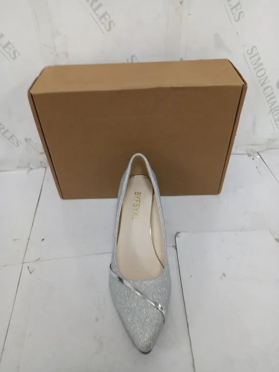 BOXED PAIR OF BYFSYXL GLITTER SILVER HEEL PUMPS SIZE 40