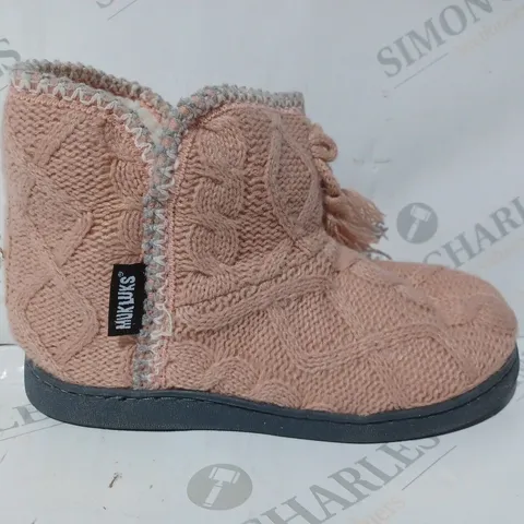 PAIR OF MUK LUKS LINA SLIPPER BOOTS IN ROSE SIZE UK 4