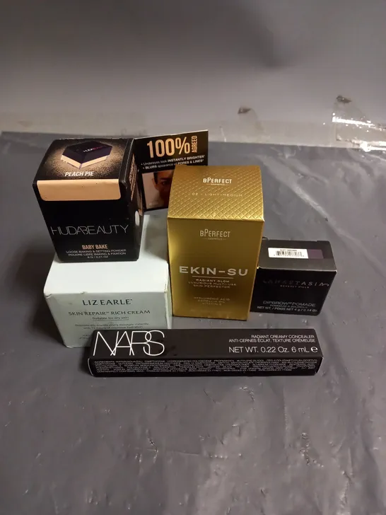 LOT OF 5 ASSORTED COSMETIC PRODUCTS TO INCLUDE - HUDA BEAUTY PEACH PIE SETTING POWDER - BPERFECT EKIN-SU LIGH/MEDIUM SKIN PERFECTOR - ANASTASIA DIPBROW POMADE SOFT BROWN - ETC