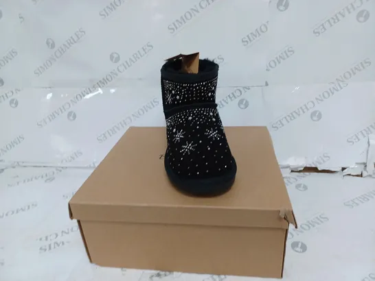 BOXED BONOVA HANDMADE BLACK BOOTS- SIZE 6 