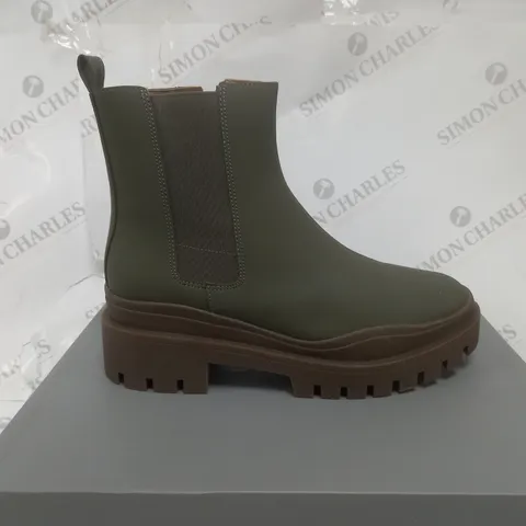 BOXED VOINIC KARSEN AMK BOOTS IN KHAKI - SIZE 7