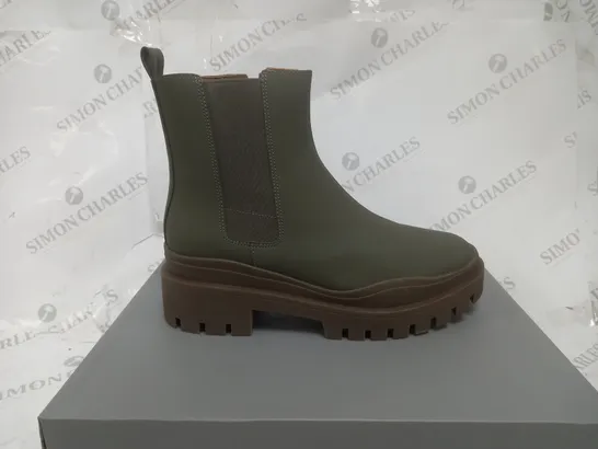 BOXED VOINIC KARSEN AMK BOOTS IN KHAKI - SIZE 7