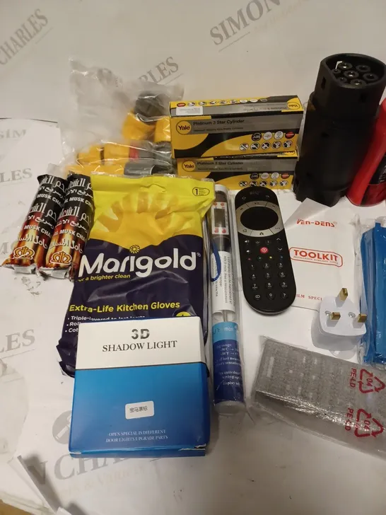 LOT OF ASSORTED ITEMS TO INCLUDE EXTRA-LIFE KITCHEN GLOVES , PORTABLE FAN , ETC