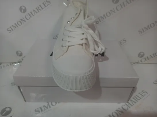 BOXED PAIR OF FASHION PLATFORM CANVAS SHOES IN OFF-WHITE EU SIZE 41