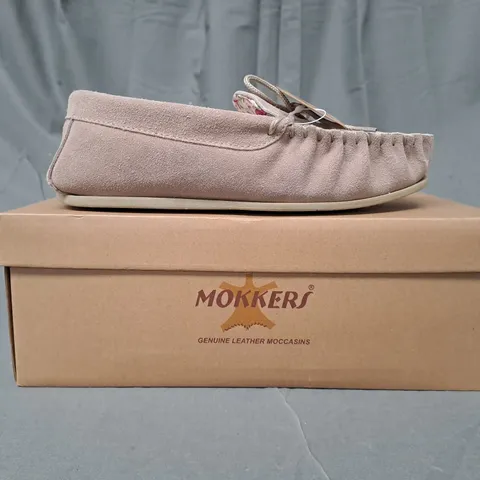 BOXED PAIR OF MOKKERS SUEDE SHOES IN PINK SIZE 5