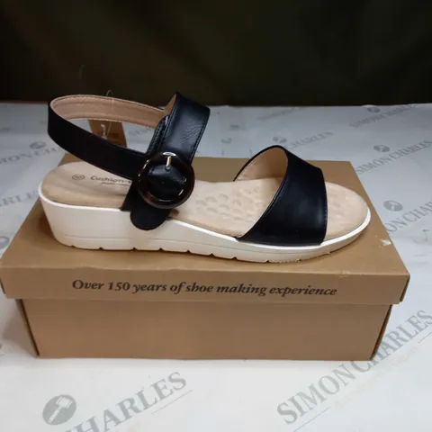 BOXED PAIR OF CUSHION-WALK RING DETAIL OPEN TOE SANDALS IN BLACK SIZE 6