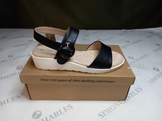 BOXED PAIR OF CUSHION-WALK RING DETAIL OPEN TOE SANDALS IN BLACK SIZE 6