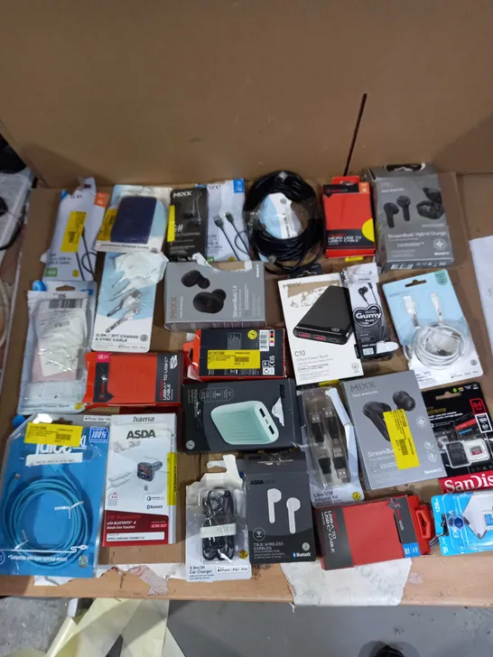 LOT OF APPROX 20 ASSORTED TECH TO INCLUDE MICROSD CARDS, EARPHONES, PHONE CHARGERS ETC