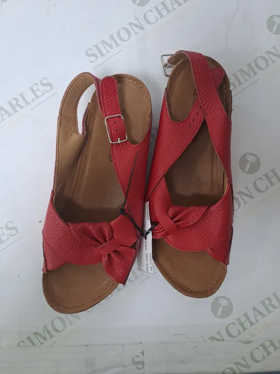 ADESSO RED OPEN TOED SANDAL SIZE 5