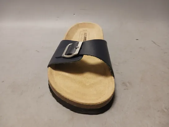 BOXED PAIR OF AUS WOOLI OPEN TOE FOOTBED SANDALS IN NAVY EU SIZE 43