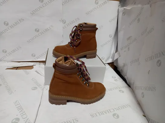 BOXED PAIR OF TAN HIKER BOOTS - SIZE 4