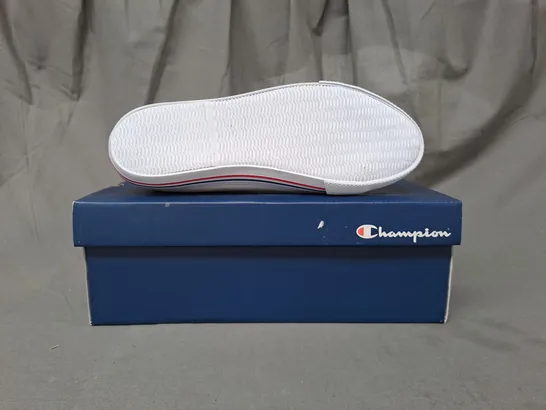 BOXED PAIR OF CHAMPION HUNTINGTON CANVAS SHOES IN WHITE 6