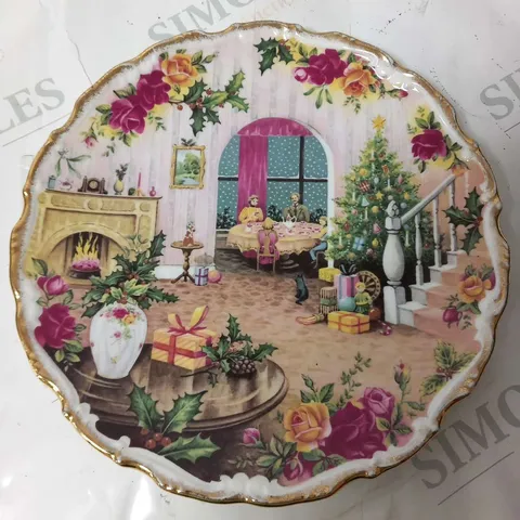 ROYAL ALBERT BONE CHINA CHRISTMAS MAGIC IN CELEBRATION OF AN OLD COUNTRY ROSES CHRISTMAS AT HOME BY FRED ERRILL PLATE 1988