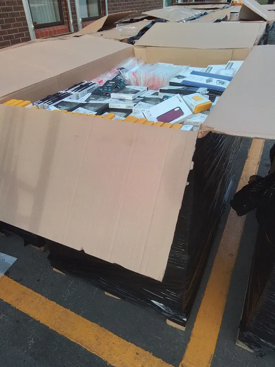 PALLET CONTAINING A LARGE QUANTITY OF ASSORTED BRAND NEW PHONE AND TABLET CASES 